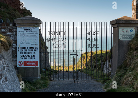 Hartland Point, Hartland, North Devon, Angleterre. Trinity House portes et panneaux d'avertissement et de Lundy Island par les portes. Banque D'Images