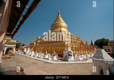 Le grand dôme d'or de la Pagode Shwezigon Bagan Myanmar (Birmanie) Banque D'Images