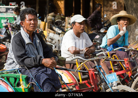 Les cavaliers Trike en attente de clients dans le marché Nyaung Oo à Bagan, Myanmar Banque D'Images