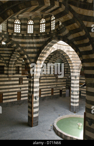 Khan en tant qu'ad Pasha, un vieux Khan ottoman (karavanserai) à Damas, en Syrie. Rayé noir et blanc traditionnelle architecture ablaq Banque D'Images