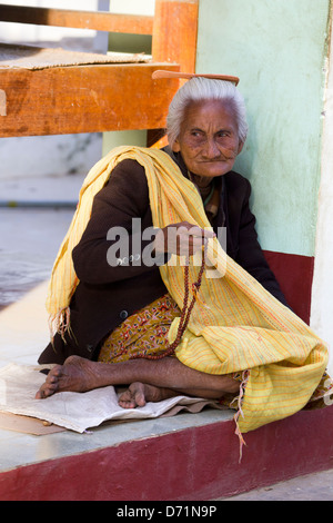 Vieille Femme ratatinée avec chapelet dans une pagode Bagan, Myanmar Banque D'Images