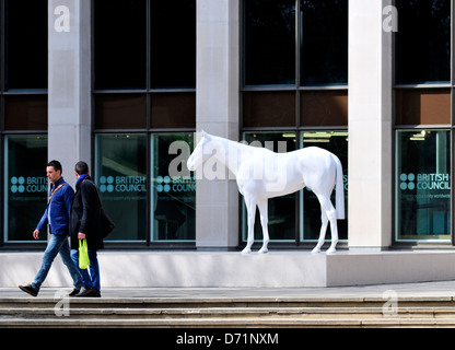 Londres, Angleterre, Royaume-Uni. Sculpture de cheval blanc dans le centre commercial (Mark Wallinger, mars 2013 - modèle à petite échelle pour Ebbsfleet Horse) Banque D'Images