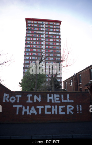 Anti-Thatcher Graffiti sur le Falls Rd, pourrissent en enfer avec Thatcher, Divis Appartements derrière Banque D'Images