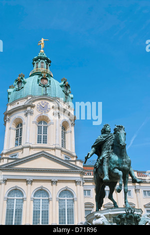 Statue de Friedrich Wilhelm I (der Große Kurfuerst) électeur de Brandebourg à la cour d'honneur du palais Banque D'Images