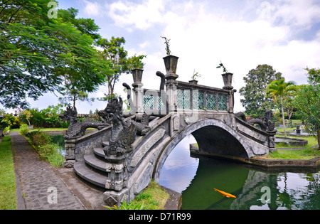 Sur le lac de Pont à Tirtagangga Water Palace, Bali, Indonésie Banque D'Images