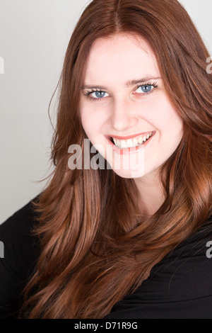 Jeune femme Reheaded sourit à huis clos Banque D'Images