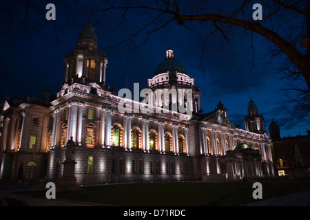 Belfast City Hall éclairé la nuit Banque D'Images