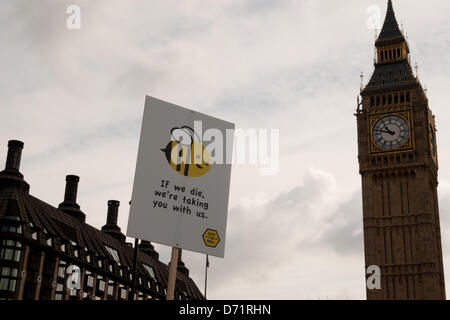 Londres, Royaume-Uni. 26 avril 2013. Une affiche contre l'horizon envoie un message stark comme apiculteurs et plaqués habillé de supports pour prendre la place du Parlement pour appeler à une interdiction européenne de pesticides néonicotinoïdes. Les organisateurs espèrent persuader Rt Hon Owen Paterson, député, secrétaire d'État à l'environnement et des Affaires rurales, à l'appui d'un vote de l'UE interdisant l'abeille nuire à pesticides néonicotinoïdes le lundi 29 avril. Banque D'Images