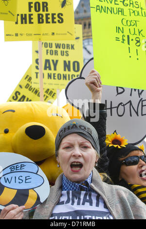 Le Parlement, à Londres, Royaume-Uni. 26 avril 2013. Autour de 100 apiculteurs sont attendus pour se réunir sur la place du Parlement et après remettre une pétition à n°10 Downing Street avec des célébrités dont Vivienne Westwood (photo au centre), Katharine Hamnett, Rachel Whiteread exhortant Owen Paterson de ne pas bloquer la proposition de l'UE de suspendre l'utilisation de certains pesticides. La manifestation vient de l'avant d'un vote lundi à Bruxelles qui décidera si l'Europe accepte d'introduire un moratoire de 2 ans sur l'utilisation de certains types d'nenicotinoid les pesticides. Banque D'Images