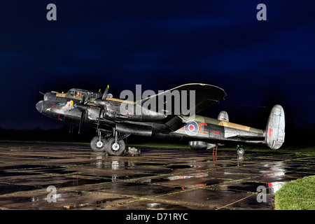 Avro Lancaster B1 - RAF world war 2 bomber sur l'aire de la nuit Banque D'Images