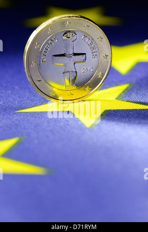 Une pièce de monnaie de la zone euro de Chypre le drapeau de l'UE, crise Chypre Banque D'Images