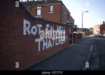 Anti-Thatcher Graffiti sur le Falls Road Belfast, 'Rot in Hell Thatcher' Banque D'Images