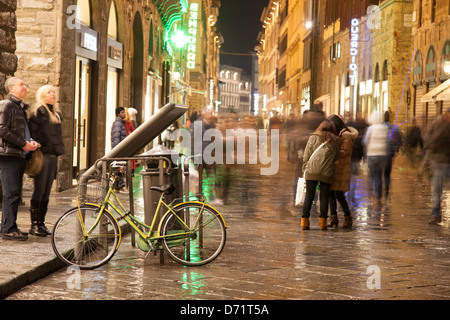 Via de rue Calzaiuoli, Florence, Italie, illuminé la nuit Banque D'Images