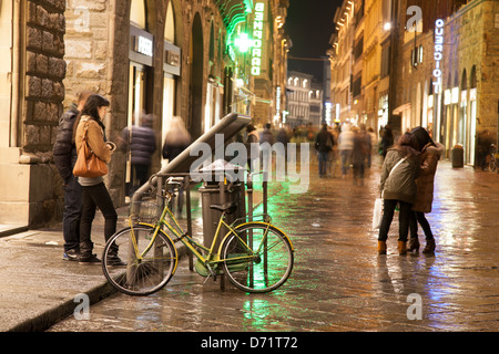 Via de rue Calzaiuoli, Florence, Italie, illuminé la nuit Banque D'Images