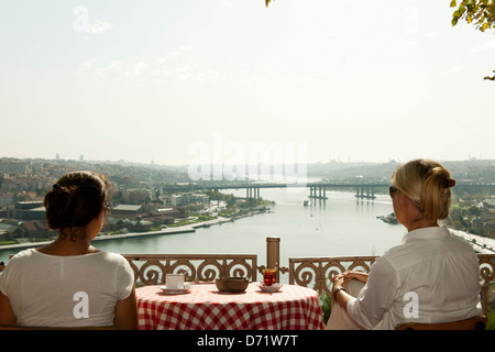 Turquie, Istanbul, Eyüp, Blick von der Terrasse des Café Pierre Loti auf das Goldene Horn Banque D'Images