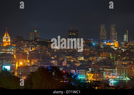 Turquie, Istanbul, Blick auf und Karaköy Beyoglu, im Hintergrund die Hochhäuser des Bankenviertels Banque D'Images