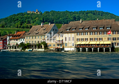 Vue sur le Rhin à la commune de Stein am Rhein sous le château Hohenklingen, canton de Schaffhouse, Suisse Banque D'Images