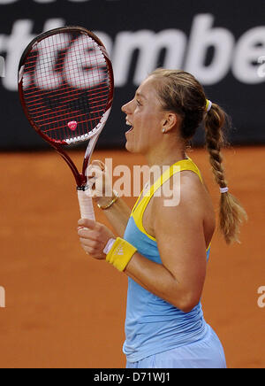 Angelique Kerber l'Allemagne réagit fater un moment donné au cours de match quart contre le Kazakhstan's Shvedova au Grand Prix de tennis WTA Porsche à Stuttgart, Allemagne, 26 avril 2013. Photo : DANIEL MAURER Banque D'Images