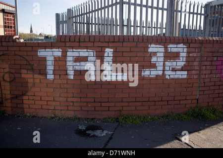 Anti-Thatcher Graffiti sur le Falls Rd, TAL 32 est l'abréviation de Tiocfaidh ar La (notre jour viendra) Banque D'Images