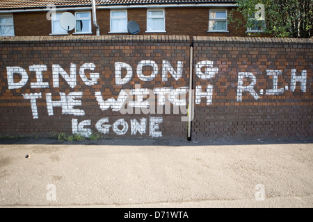 Peu de temps après le décès de la Baronne Thatcher, Anti-Thatcher Graffiti sur le Lower Falls Road Belfast, Ding Dong the Witch est allé Banque D'Images
