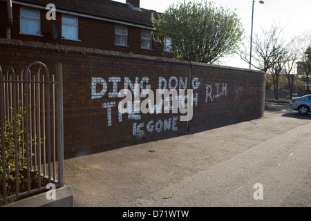 Peu de temps après le décès de la Baronne Thatcher, Anti-Thatcher Graffiti sur le Lower Falls Road Belfast, Ding Dong the Witch est allé Banque D'Images