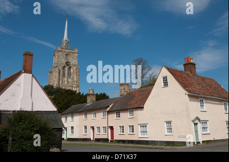 Une scène de village avec la tour de l'église St Mary derrière cottages dans la rue Mill à Ashwell Hertfordshire UK Banque D'Images