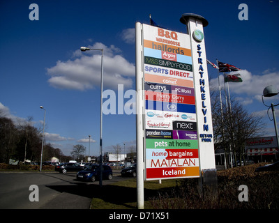 Retail Park sign Bishopbriggs avec liste des points de vente Banque D'Images