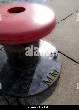 Bollard quai sur le Canal de l'Union de l'Écosse en lien millénaire logo MM Banque D'Images