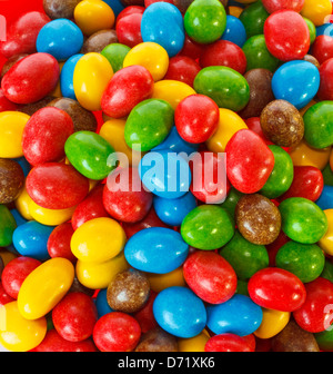 Vue de dessus d'un tas de bonbons de chocolat colorés Banque D'Images