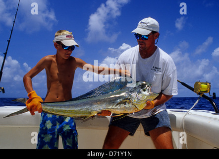 Angler et garçon avec dauphin alias dorado ou mahi-mahi (Coryphaena hippurus) capturés près de Port Aransas Texas Banque D'Images