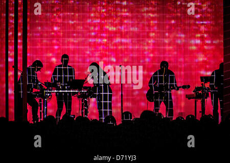 Toronto, Ontario, Canada. Le 25 avril 2013. 'How to Destroy Angels', un groupe musical avec 'Nine Inch Nails Trent Reznor, leader des sa femme MARIQUEEN MAANDIG, ATTICUS ROSS, et ROB SHERIDAN effectuer un sold out show à son académie. (Crédit Image : © ZUMAPRESS.com/Alamy Vidyashev Igor/Live News) Banque D'Images