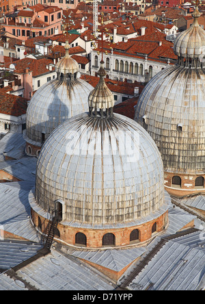 Vue aérienne des dômes sur la Basilique Saint Marc ou la basilique San Marco à la place Saint Marc Venise Italie Banque D'Images