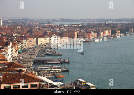 Vue aérienne de Venise sur le clocher ou campanile de la place St Marc Venise, Italie Banque D'Images