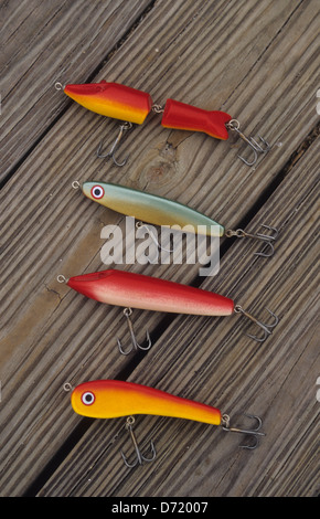 Vieux leurres de pêche artisanal en bois utilisé pour la capture de la truite mouchetée à port aransas texas Banque D'Images