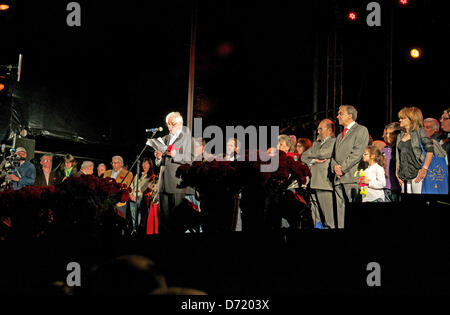 Almada, Portugal, 24 avril 2013. Entre les concerts de Sergio Godinho et patron AC et avant le discours du président de la chambre d'Almada Dr Maria Emilia Neto de Sousa, représentants de la Commission du 25 avril s'adresse à la population au sujet de la signification de la journée et sur la façon dont est important de préserver les acquis.Crédit : Bruno Monico/Alamy Live News Banque D'Images