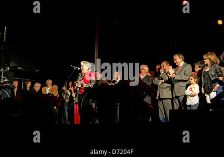 Almada, Portugal, 24 avril 2013. Entre les concerts de Sergio Godinho et patron AC le président de la chambre d'Almada Dr Maria Emilia Neto de Sousa parle à la population sur les réalisations du 25 avril journée.Crédit : Bruno Monico/Alamy Live News Banque D'Images