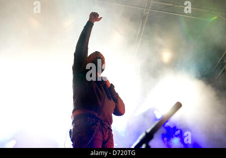 Le 24 avril 2013. Boss AC et son groupe effectue à Almada dans un concert pour le 25 avril jour de commémoration. L'image montre un patron AC portrait pendant le concert. Crédit : Bruno Monico/Alamy Live News Banque D'Images