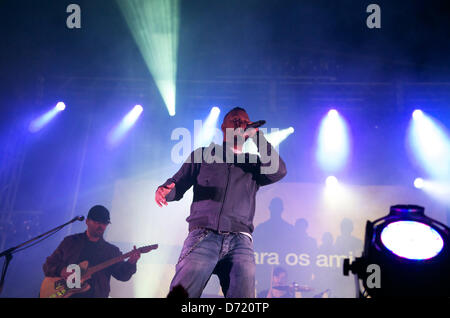 Le 24 avril 2013. Boss AC et son groupe effectue à Almada dans un concert pour le 25 avril jour de commémoration. L'image montre un patron AC portrait pendant le concert. Crédit : Bruno Monico/Alamy Live News Banque D'Images