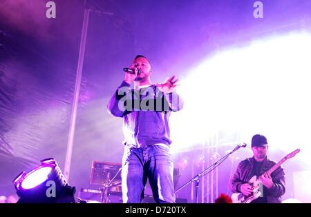 Le 24 avril 2013. Boss AC et son groupe effectue à Almada dans un concert pour le 25 avril jour de commémoration. L'image montre un patron AC portrait pendant le concert. Crédit : Bruno Monico/Alamy Live News Banque D'Images