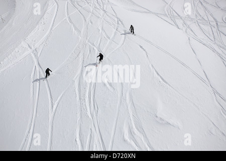 Trois surfeurs en action. Type de voyage typique photo de vacances de ski dans les Alpes Françaises Banque D'Images