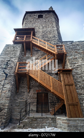 La pierre ancienne forteresse avec des escaliers de bois dans le vieux Tallinn, Estonie Banque D'Images