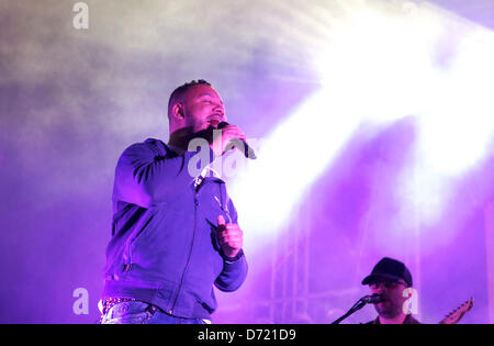 Le 24 avril 2013. Boss AC et son groupe effectue à Almada dans un concert pour le 25 avril jour de commémoration. L'image montre un patron AC portrait pendant le concert. Crédit : Bruno Monico/Alamy Live News Banque D'Images