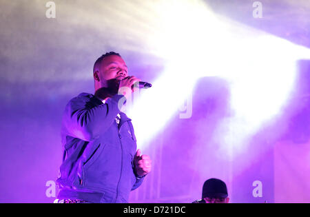 Le 24 avril 2013. Boss AC et son groupe effectue à Almada dans un concert pour le 25 avril jour de commémoration. L'image montre un patron AC portrait pendant le concert. Crédit : Bruno Monico/Alamy Live News Banque D'Images