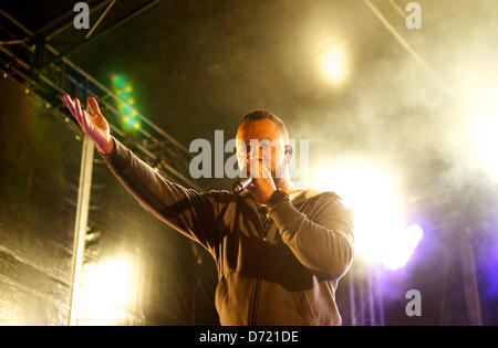 Le 24 avril 2013. Boss AC et son groupe effectue à Almada dans un concert pour le 25 avril jour de commémoration. L'image montre un patron AC portrait pendant le concert. Crédit : Bruno Monico/Alamy Live News Banque D'Images