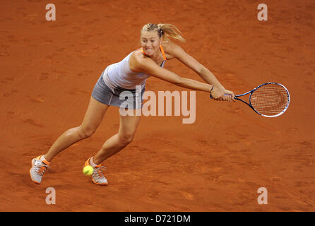 Maria Sharapova la Russie renvoie la balle au cours de la Serbie de match quart contre Ivanovic à l'ATA Porsche Tennis Grand Prix à Stuttgart, Allemagne, 26 avril 2013. Photo : DANIEL MAURER Banque D'Images