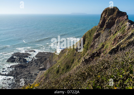 Hartland Point, Hartland, North Devon, Angleterre. La Harland Point Lighthouse au pied des falaises avec Lundy Island. Banque D'Images