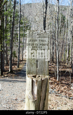 Un style rustique log trail marqueur dans l'Acadia National Park, Maine. Banque D'Images