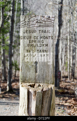 Vue rapprochée d'un marqueur de piste rustiques log, l'Acadia National Park, Maine. Banque D'Images