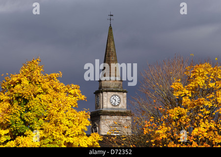Le clocher de l'Église d'Écosse à l'automne, l'église paroissiale Lochwinnoch, Renfrewshire, Scotland, UK Banque D'Images
