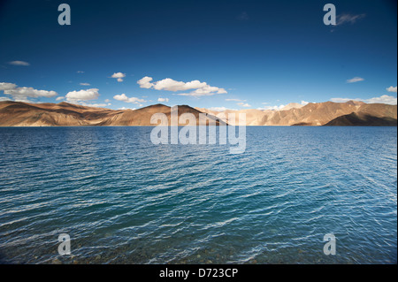 Les eaux turquoise et les nuages du spectaculaire Lac Pangong Banque D'Images